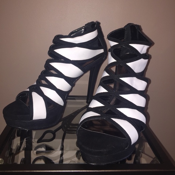 Carlos Santana Strata Black & White Heel - Picture 5 of 7